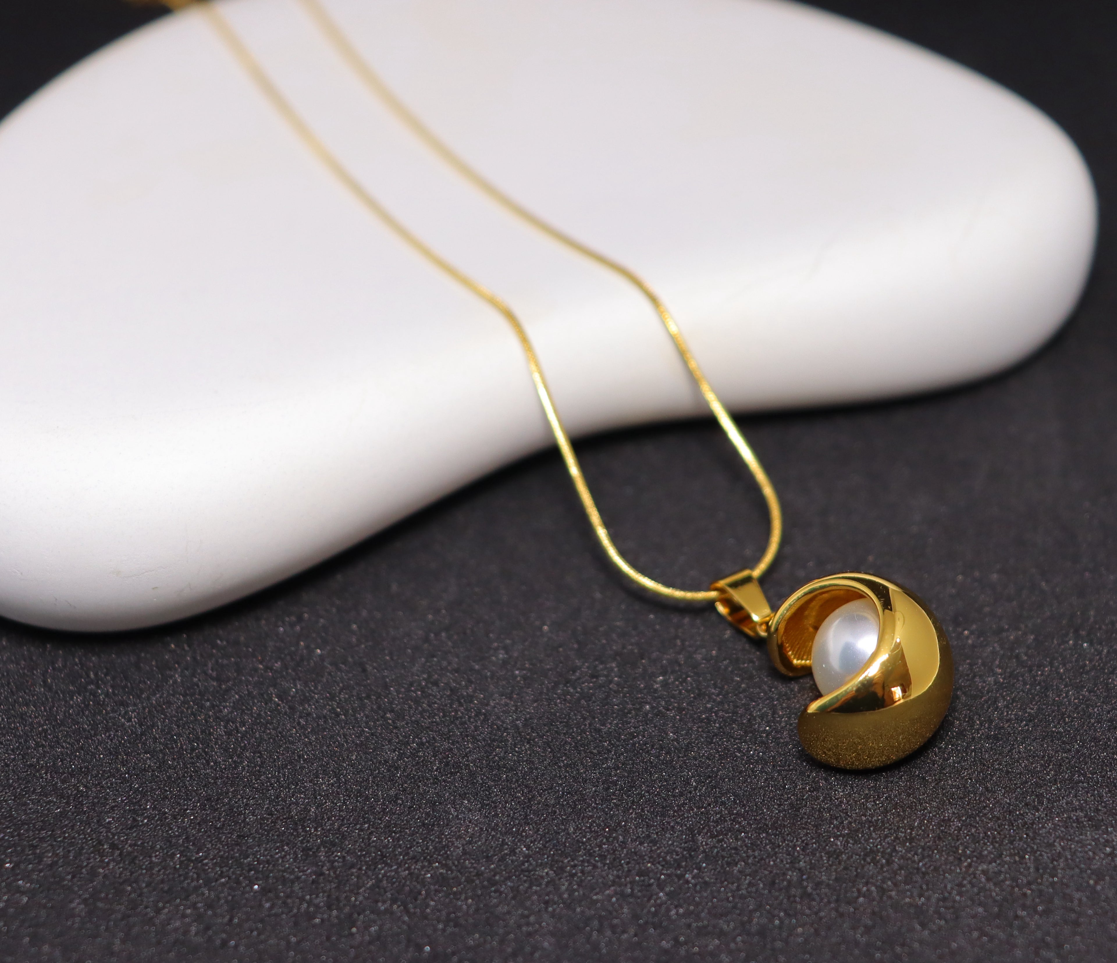 Zalara Gold Pearl Necklace